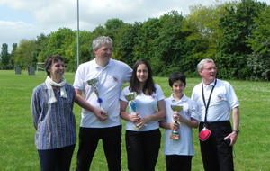 en présence de Mme M,Duny qui a remis les 3 coupes aux vainqueurs du tir au drapeaux de 50,80,110 m à Douvres, Marc Morel, Manon et Simon Reynaud. 